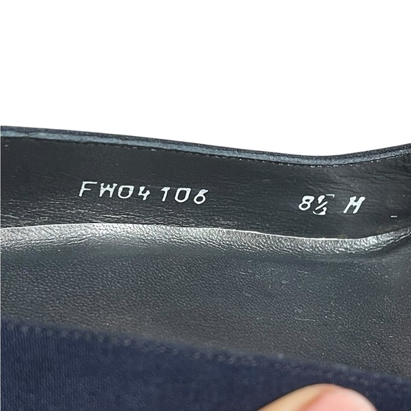 Stuart Weitzman Pumps Peep Toe Navy Blue
Fabric & Black Patent Leather size 8.5M - Picture 12 of 13